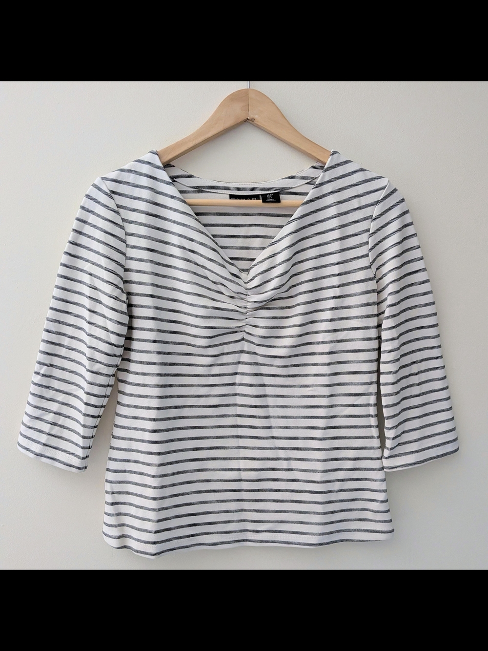Tahari White & Gray Striped V-Neck 3/4 Sleeve Top, Small